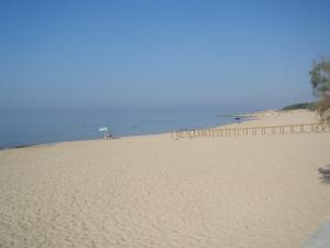托雷奥沃科斯塔迪奥罗酒店的沙滩上带遮阳伞和大海