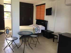 圣安德烈斯Apartamento Opaa的一间卧室配有一张床、两把椅子和一张桌子