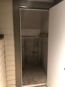 博普雷Le Chaleureux的浴室内带玻璃门的步入式淋浴间