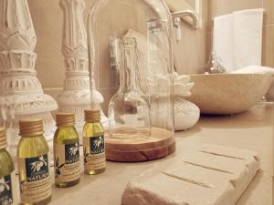卢切拉Le Nicchie Guest House的浴室柜台配有肥皂和水槽。