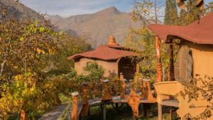 圣何塞德迈波Cascada Lodge Cajon del Maipo的山前的桌子