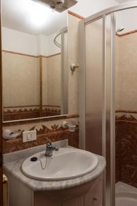 塔科龙特Apartamento con las mejores vistas frente al mar的一间带水槽和淋浴的浴室