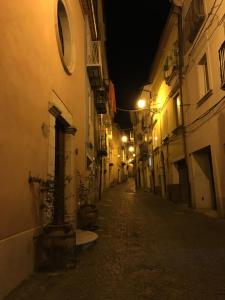 坎波巴索Sagittabondo的一条空洞的小巷,晚上有街道