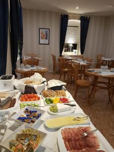 基青根伯利坎酒店的一张桌子上放着许多盘子的食物