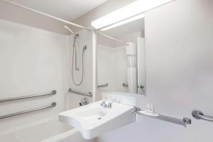 莱诺克斯莱诺克斯豪生国际酒店集团的白色的浴室设有水槽和镜子