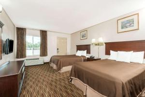 斯普林菲尔德斯普林菲尔德豪生国际酒店集团的酒店客房设有两张床和一台平面电视。