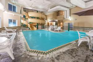 埃德蒙顿温德姆集团温盖特酒店 - 埃德蒙顿西的一个带滑梯的游泳池
