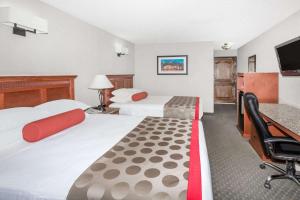 弗瑞斯科弗里斯科华美达酒店的酒店客房配有两张床和一张书桌