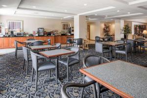 斯波坎斯波坎机场温德姆集团温盖特酒店的一间在房间内配有桌椅的餐厅