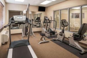 斯波坎斯波坎机场温德姆集团温盖特酒店的一间健身房,里面设有跑步机和椭圆机