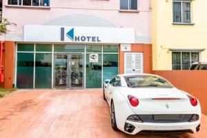新加坡K Hotel 12的停在酒店前的白色汽车
