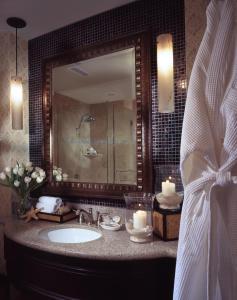 默特尔比奇格兰德杜内斯滨海酒店的浴室设有水槽、镜子和蜡烛