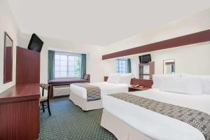 汉堡汉堡温德姆酒店的酒店客房配有两张床和一张书桌
