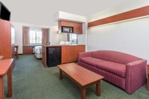 玛丽安娜Microtel Inn & Suites Marianna的客厅配有沙发和电视。