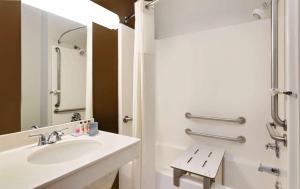 德斯坦德斯坦温德姆集团温盖特酒店的白色的浴室设有水槽和镜子