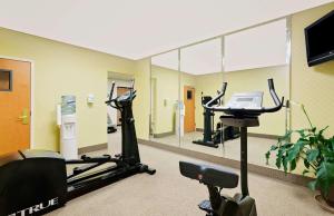 德斯坦德斯坦温德姆集团温盖特酒店的一间带跑步机和镜子的健身房