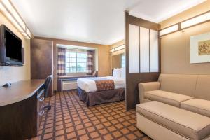 蒙哥马利蒙哥马利米克罗客栈及套房酒店的配有一张床和一张书桌的酒店客房