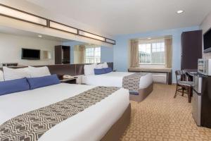克拉马斯福尔斯温德姆克拉马斯瀑布米克罗酒店 的酒店客房配有两张床和一张书桌