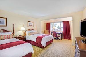 锡康克锡康克/普罗维登斯区华美达酒店的酒店客房设有两张床和一台平面电视。