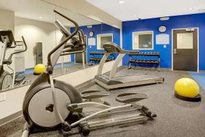 雷德利公园里德利公园温德姆费城机场麦克罗特客栈&套房的健身房设有跑步机和健身自行车