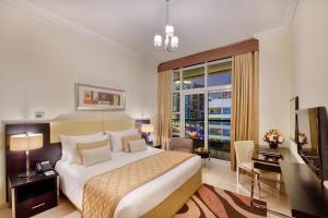 迪拜Pearl Marina Hotel Apartments的一间卧室设有一张大床和一个大窗户