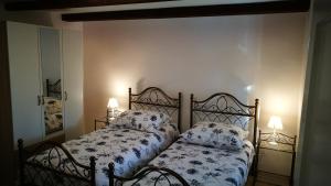 塞科夫列Quiet getaway house的卧室内的一张床位,配有两个枕头