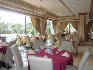 黑角大西洋宫殿酒店的一间带桌椅和吊灯的餐厅