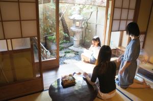 京都Guesthouse itoya Kyoto（京都糸屋旅馆）的一群人坐在客厅里