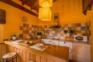 FontibreCASUCAS LA GUARIZA - Casa Susi -的厨房设有黄色的墙壁和木制台面