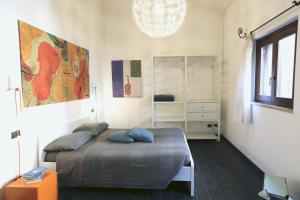 克雷莫纳Violino azul的一间卧室配有一张带蓝色枕头的床。