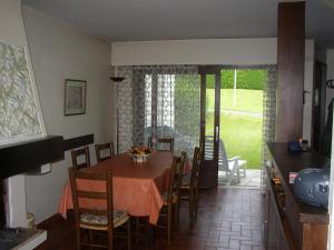 萨莱切L'Onyx - Domaine de Nant Cruy的一间带桌椅的用餐室和一间厨房