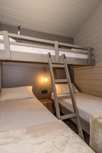 普奇塞达斯特尔普奇塞达简易别墅酒店的带灯的客房内的两张双层床