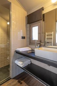 普奇塞达斯特尔普奇塞达简易别墅酒店的带浴缸、水槽和淋浴的浴室