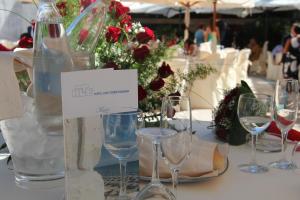 莫诺波利丽都托雷伊格泽亚酒店的一张桌子,上面放有酒杯和一瓶酒