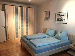 卡普伦Villa Theresa的一间卧室配有一张带蓝色枕头的床。