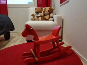 NakkilaApartment Tallitalo - Garage House的两个泰迪熊坐在一个房间里椅子上