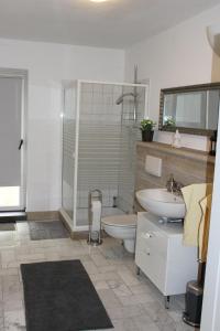 不莱梅Casa Feliz的一间带水槽、卫生间和淋浴的浴室