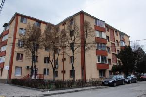 图尔达Apartament Luca的公寓大楼前面设有停车位。