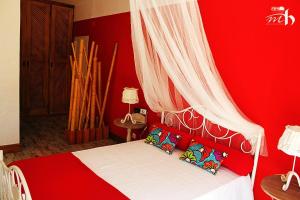 维迪盖拉蒙特马托奥曼斯酒店的红色的卧室,配有一张红色墙壁的床