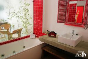 维迪盖拉蒙特马托奥曼斯酒店的带浴缸、水槽和红色瓷砖的浴室