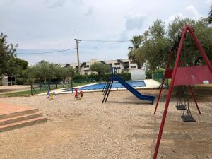 阿尔卡纳尔Pis la rapita的一个带滑梯的游乐场和儿童游戏场