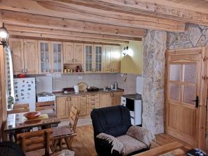 VerušaVila Verusa的厨房配有木制橱柜和石墙