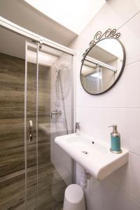 弗罗茨瓦夫MoHo L的白色的浴室设有水槽和镜子