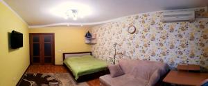 苏梅Svetlana's Apartments, Center of Sumy的客厅配有床和沙发
