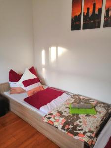 Limonádé Apartman客房内的一张或多张床位