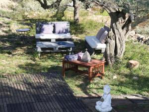 卡马尔莱斯Casa Rural Delta del Ebro Ecoturismo的庭院里的椅子、沙发和茶几