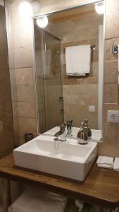 贝赫尔-德拉弗龙特拉Las casas de Colinas的浴室设有白色水槽和镜子