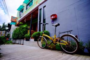 彭世洛纳普科纳旅舍的停在大楼前的一辆黄色自行车