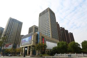 杭州杭州金沙湖亚朵酒店的一座大建筑,在城市里设有大屏幕
