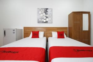 雅加达印度尼西亚广场红门旅馆的两张睡床彼此相邻,位于一个房间里